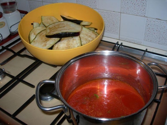 <h2>Tomato sauce with eggplants</h2>