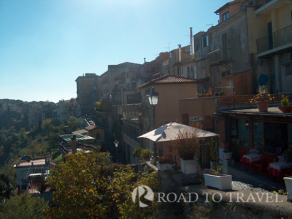 Castelli Romani - Rome The hills that extend just south of Rome are called Castelli Romani. This area is famous for the<br/> beauty of its villages richs of art and history such as: Frascati, Marino, Grottaferrata, Albano, Castel<br/> Gandolfo, Velletri and Zagarolo, but also for the genuine food, affordable prices and the production of <br/>good white D.O.C. wines.<br/>The tour of the Castelli Romani with wine tasting and a typical lunch is one of our favourite <br/>tour as often suggest it to our clients when they ask for some half day excursion from Rome.