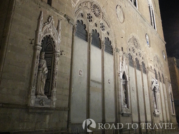 Orsanmichele Church and Museum View of Orsanmichele Church by night .