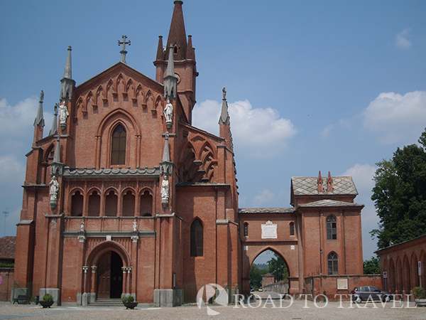 Pollenzo - Cuneo Church of San Vittore Martire in Pollenzo. The village of Pollenzo is part of the town of Bra. Even if Pollenzo is a small village, it has a long and eventful history.