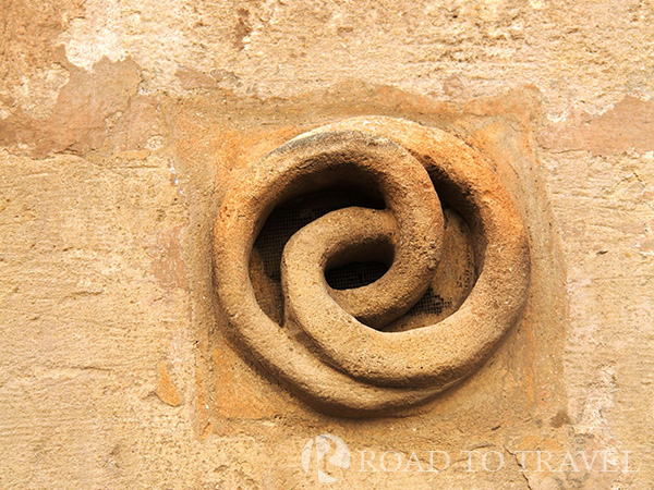 Matera - wall decoration Entrance to private residences in the Sassi.