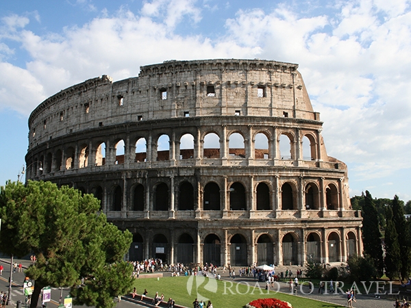 Colosseo View of the Colosseum from Via dei Fori Imperiali.  Recently closed to traffic because of the Imperial Forums connecting Piazza Venezia and Baroque Rome with the archaeological area of the city.