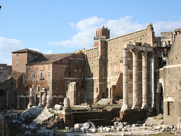 Mars Temple - Imperial Forums A view of the Mars Temple in the Forus of Augustus in Rome.