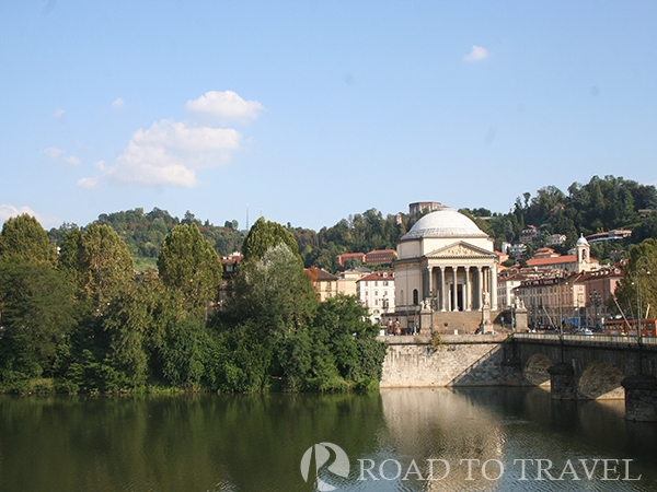 Fiume Po The River Po in Turin and the bridge Vittorio Emanuele. The Po is the longest river in Italy running through<br/> the northern part of the country from the Alps to the Adriatic Sea. Wide and navigable along its banks have been built many major cities of Italy such as:<br/> Turin, Piacenza, Cremona, Ferrara and Rovigo.