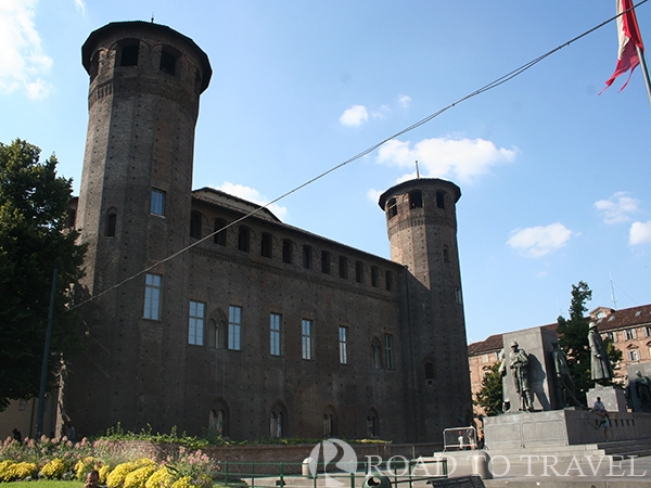 Piazza Castello Piazza Castello it is located in the heart of the city and it is famous because of its beautiful arcades rich in<br/> bars, restaurants and fashion stores and because the monuments that overlooks the square as: the Royal Palace <br/>and Palazzo Madama.